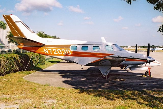 Beechcraft Duke (N7203D) - Seen here in Oct-02.  Registration cancelled 6-May-13.  Broken up at Rantoul KS.