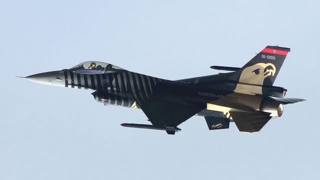 Lockheed F-16 Fighting Falcon —
