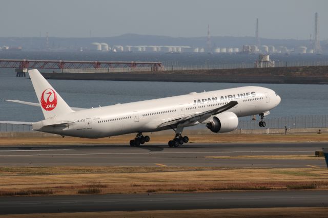 BOEING 777-300 (JA743J) - 23 December 2016:HND-LHR.