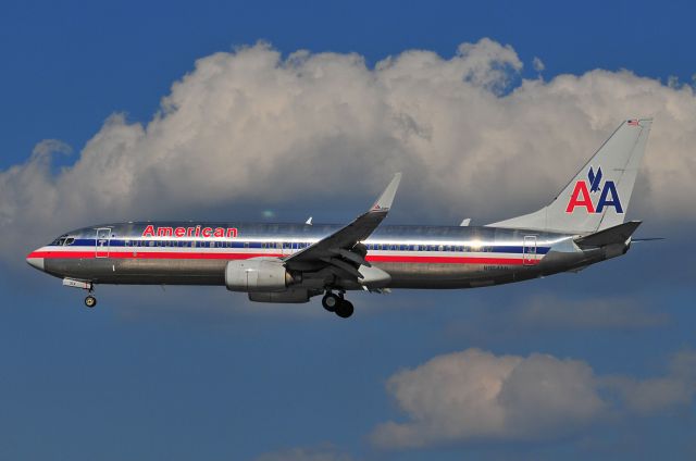 Boeing 737-800 (N964AN) - Seen at KDCA on 7/11/2010.      http://discussions.flightaware.com/profile.php?mode=viewprofile&u=2692