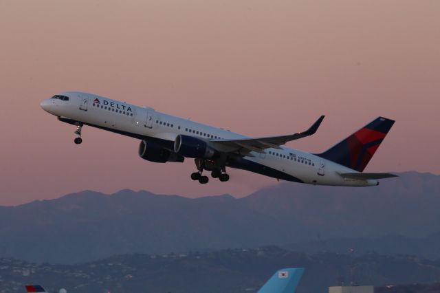 Boeing 757-200 (N702TW)