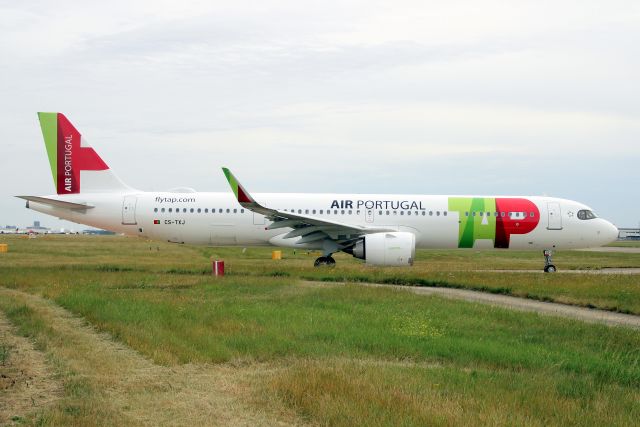 Airbus A321neo (CS-TXJ) - Lining up to depart rwy 09R on 19-Jun-22 operating flight TAP1367 to LPPT.