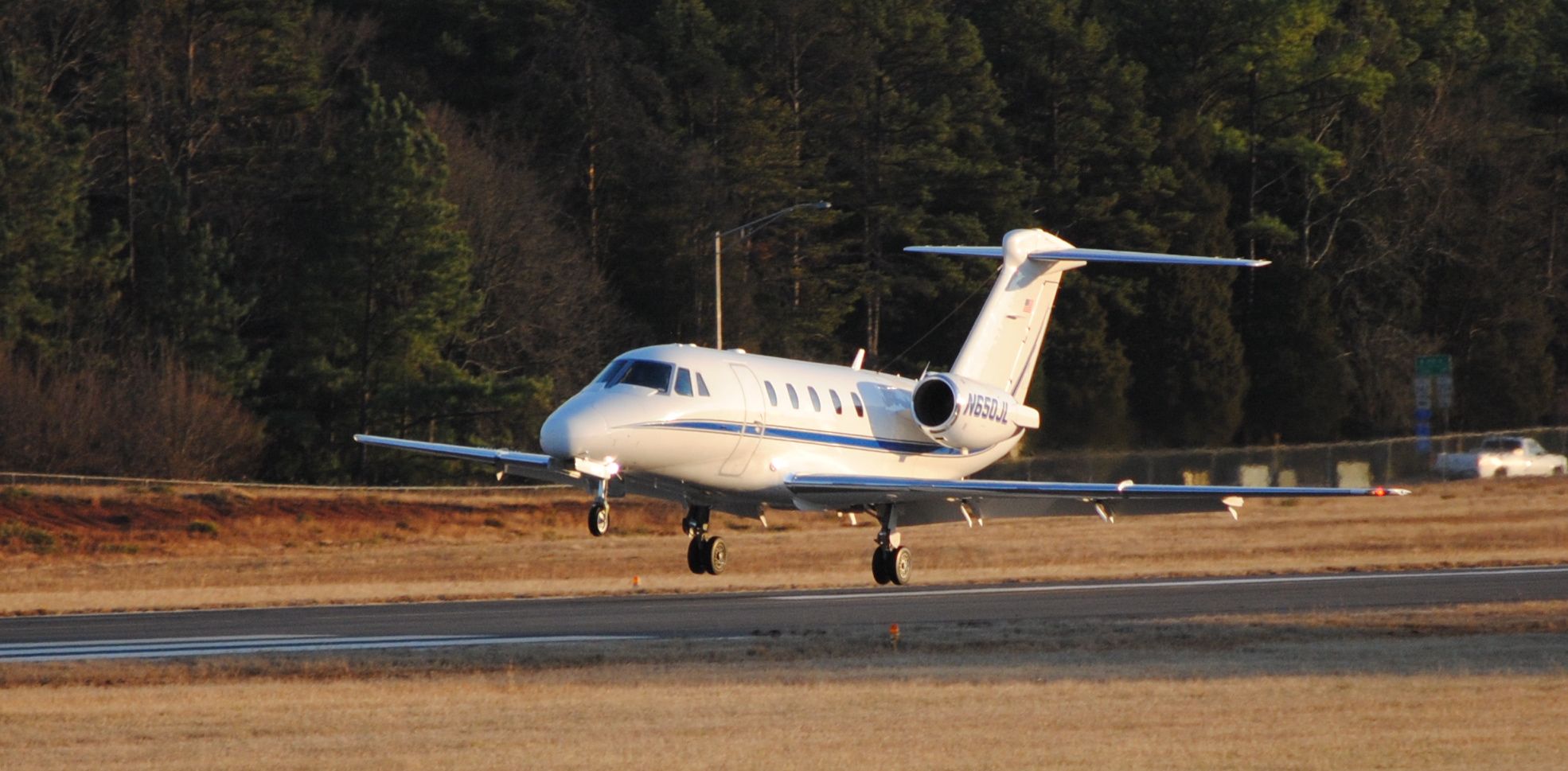 — — - Cessna Landing for a quick-turn at KUZA.