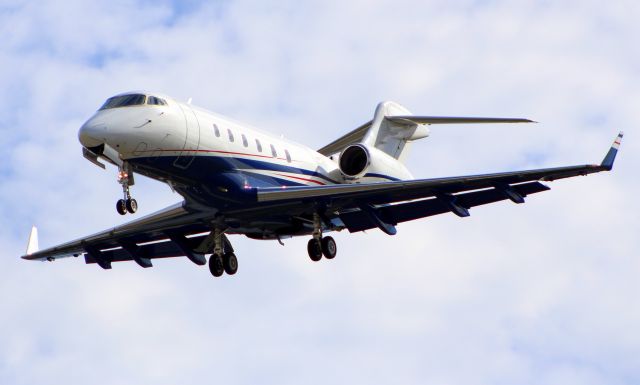 Bombardier Challenger 300 (N535FX)