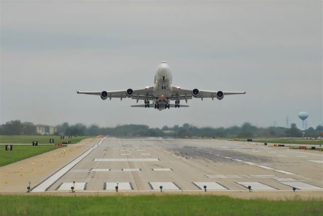 Boeing 747-400 (N464MC)