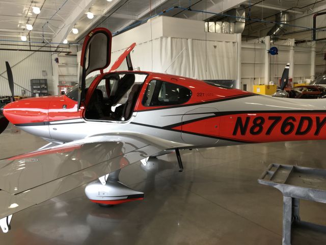 Cirrus SR-22 (N876DY)