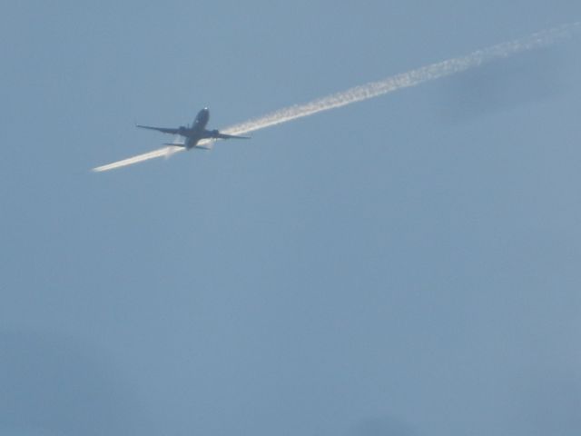 Boeing 737-800 — - A United Airlines Boeing 737-800 Overlapping A Contrail While At The Same Time Made Exhaust Tubes Due To Bending The Light Due To The Cold Air And The Superheated Jet Engine Coming Together