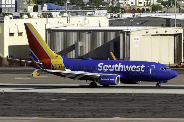 Boeing 737-700 (N7858A)
