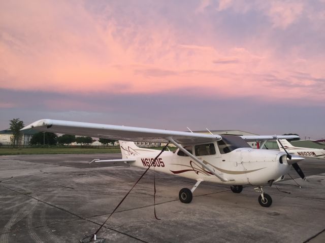 Cessna Skyhawk (N61805) - Its just worth waking up early