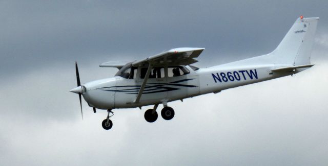 Cessna Skyhawk (N860TW) - On short final is this brand new Cessna 172S Skyhawk SP in the Spring of 2022.