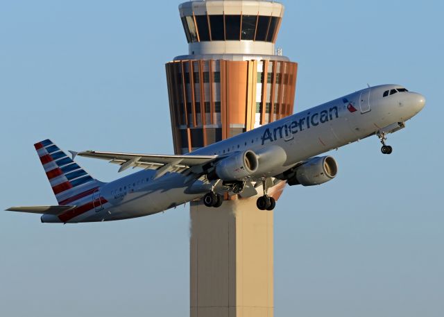 Airbus A321 (N179UW)