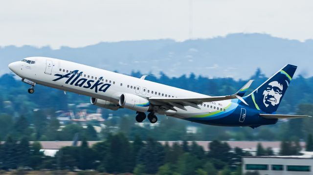 Boeing 737-900 (N317AS) - N317AS taking off from runway 10R.