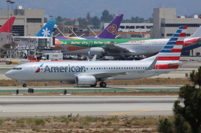Boeing 737-800 (N925NN)
