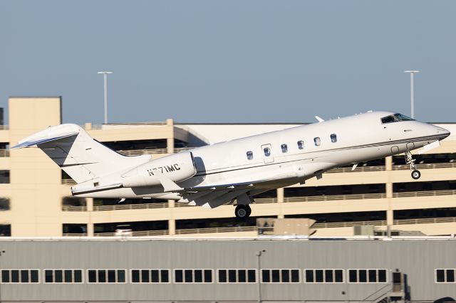 Bombardier Challenger 300 (N971MC)