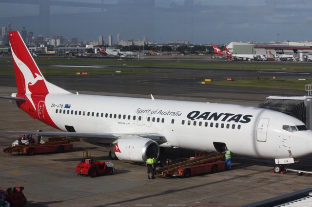 BOEING 737-400 (ZK-JTQ)