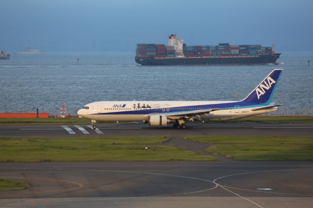 BOEING 767-300 (JA8677)