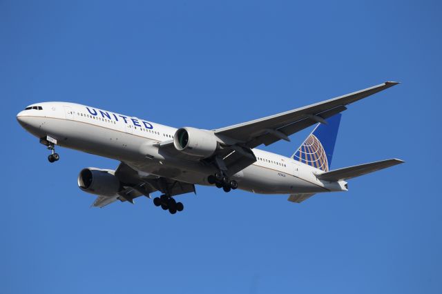 Boeing 777-200 (N214UA)