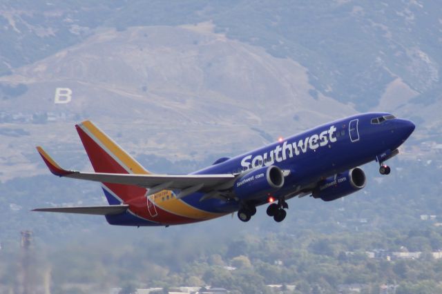 Boeing 737-700 (N7879A) - A beacon shot of a Southwest 737!