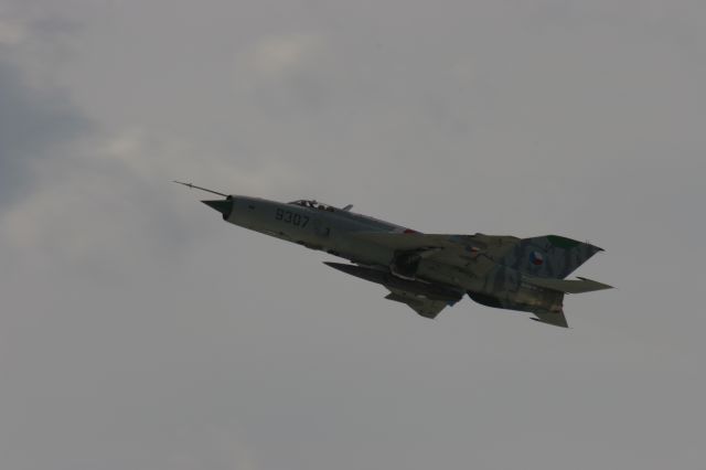 — — - Mig 21 at EAA 2010 Departs Runway 18