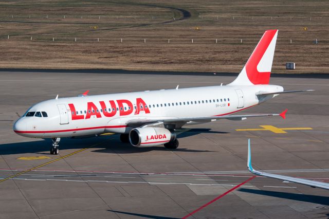 Airbus A320 (9H-LOB)