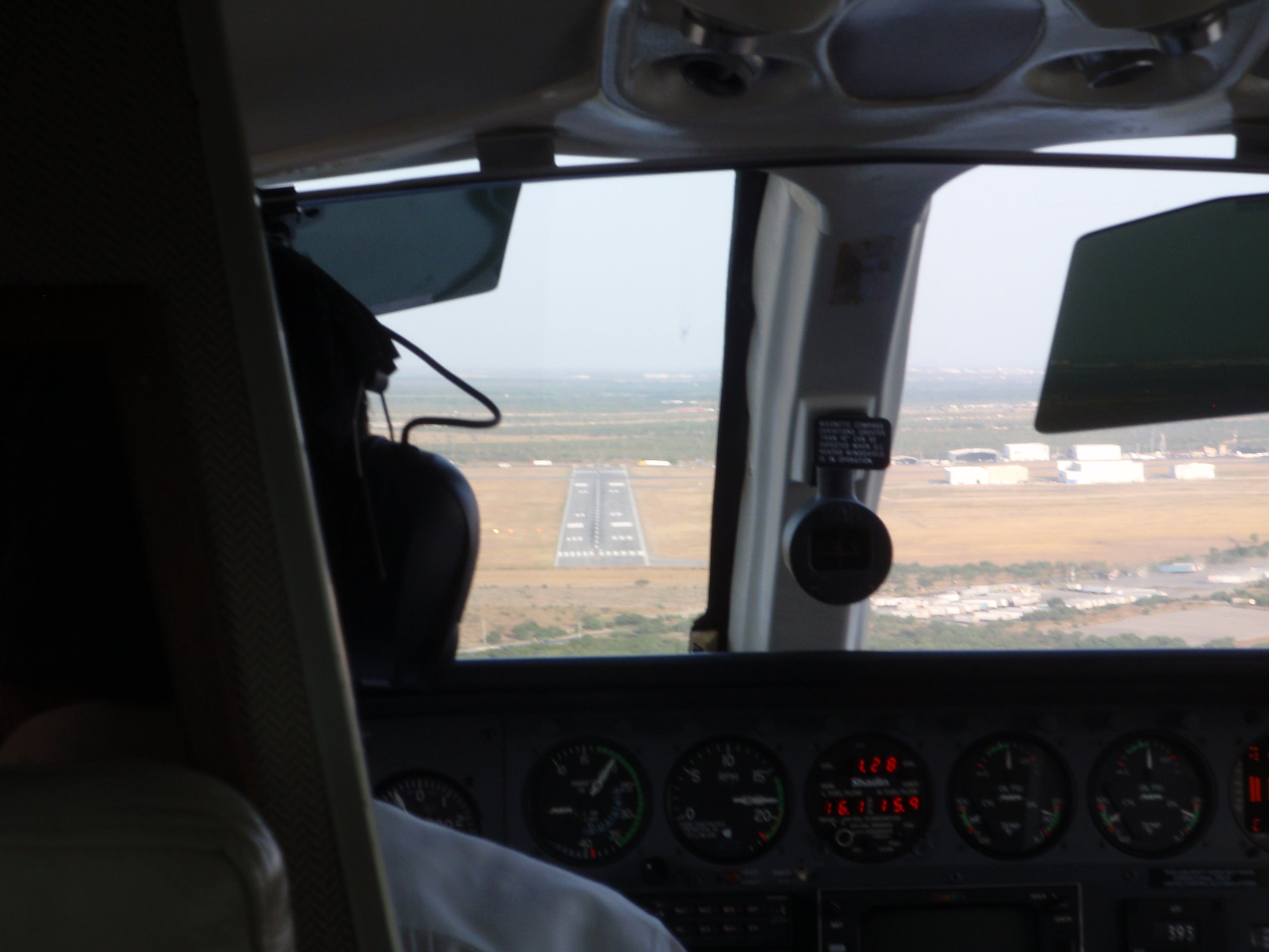 Cessna 421 (XB-DGG) - Final Approach to Runway 11 at Aeropuerto del Norte (MMAN).