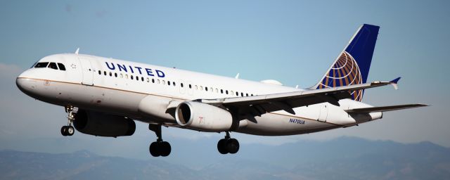 Airbus A320 (N470UA) - Landing on 16L.