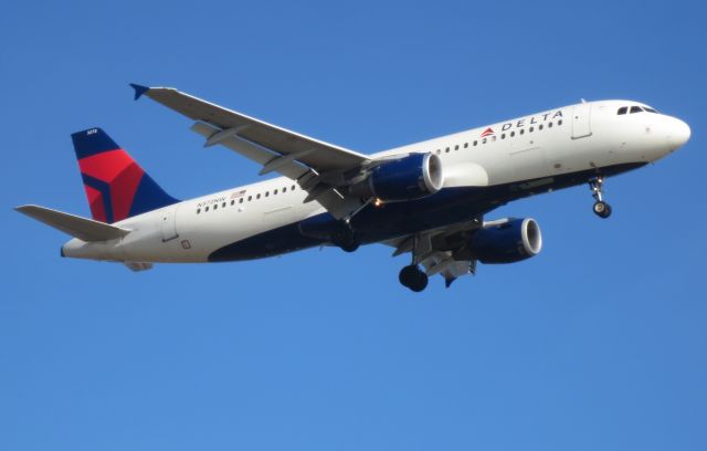 Airbus A320 (N372NW)