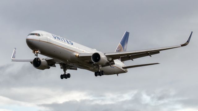 BOEING 767-300 (N664UA)