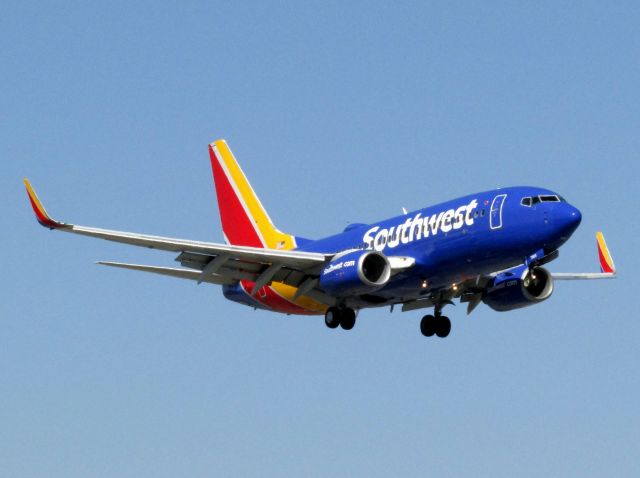 Boeing 737-700 (N7865A) - Landing RWY 20R