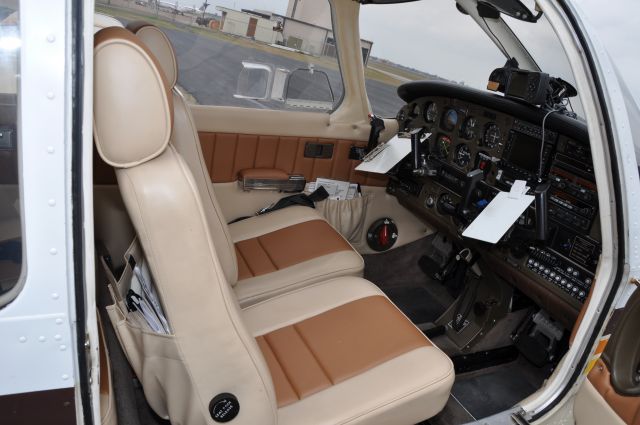 Piper Cherokee (N4331D) - Interior