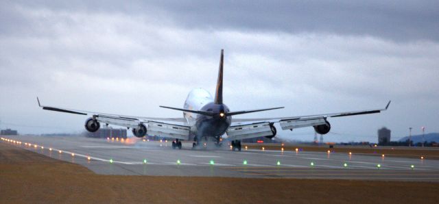 Boeing 747-400 (N477MC) - GTI5319 Heavy laying down some rubber on Rwy 32 on Dec 15, 2015