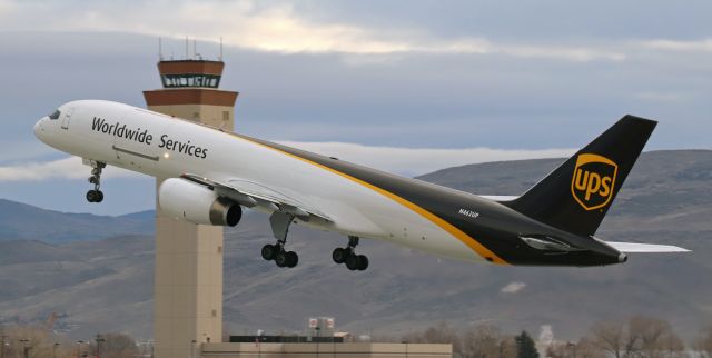 Boeing 757-200 (N462UP) - Climbing away from 34L shortly after 7 AM enroute to Ontario International (KONT) in CA.   0/65/@4