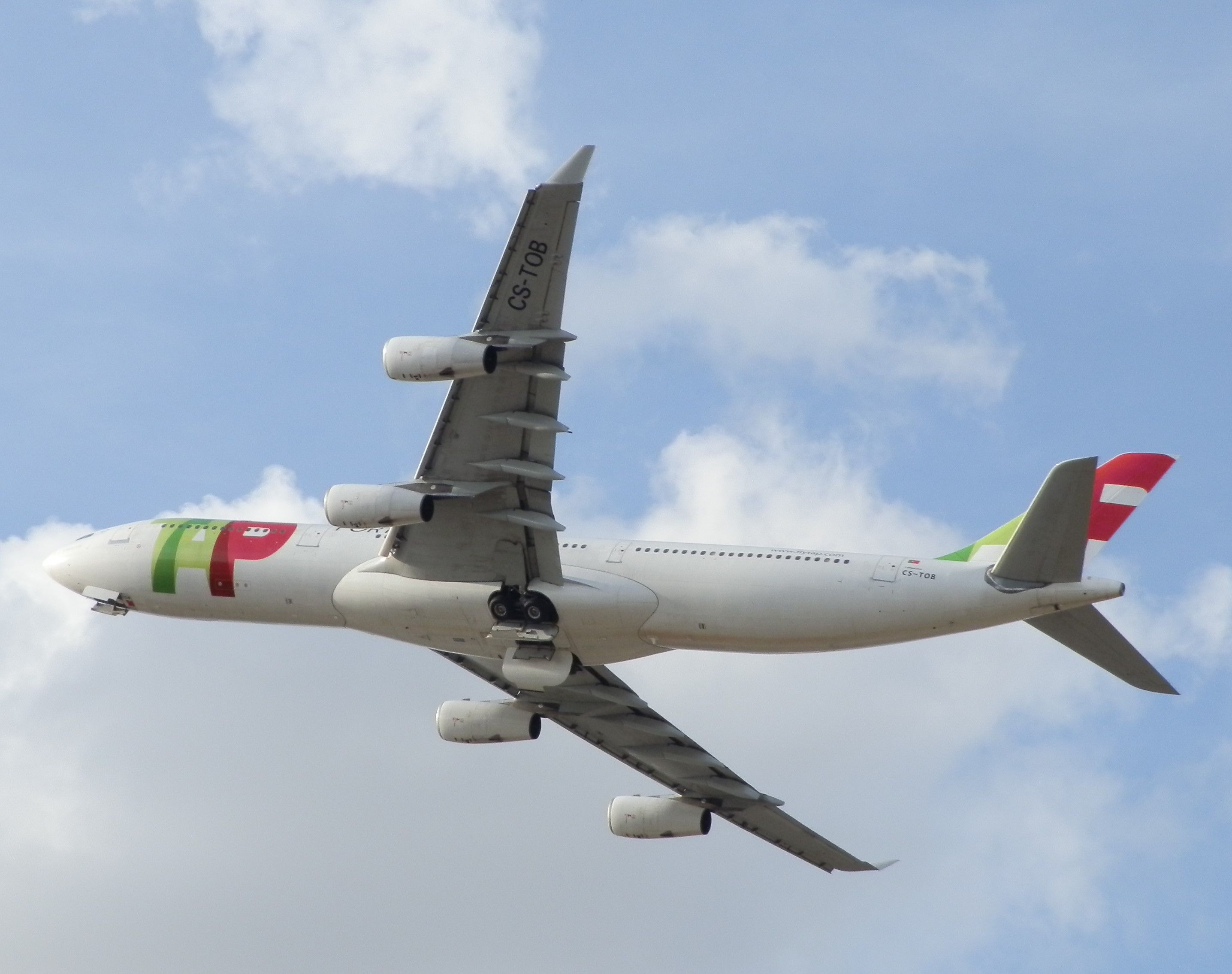 Airbus A340-300 (CS-TOB)