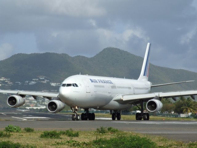 Airbus A340-300 (F-GLZS)