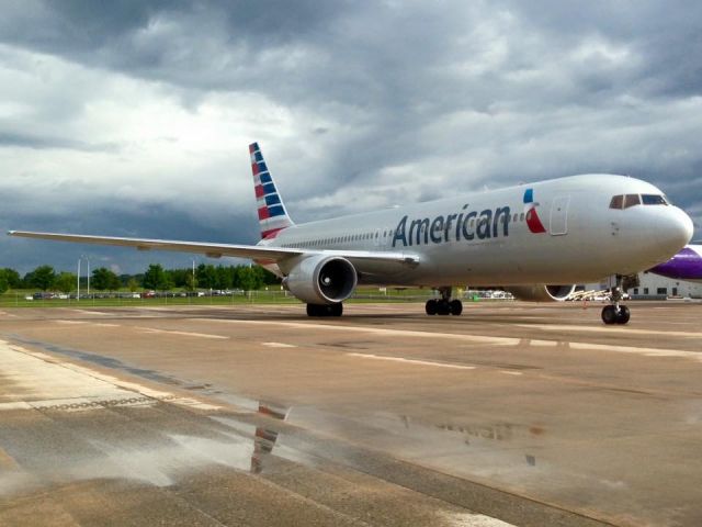BOEING 767-300 (N366AA) - This bird flew up the Miami Dolphins for a pre season game against the panthers.