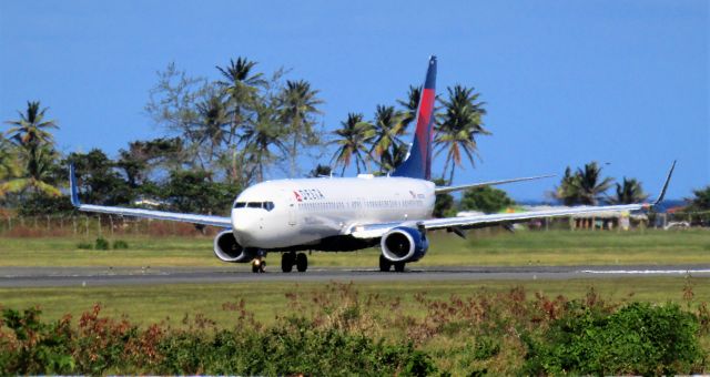 Boeing 737-900 (N880DN)