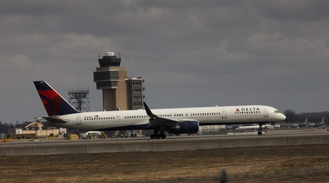 BOEING 757-300 (N591NW) - 032616 landing on Rwy 12R