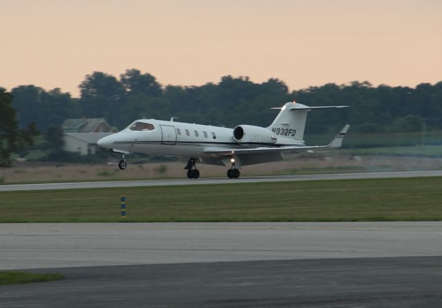 Learjet 31 (N932FD) - Landing rwy 27 on  8/17/11