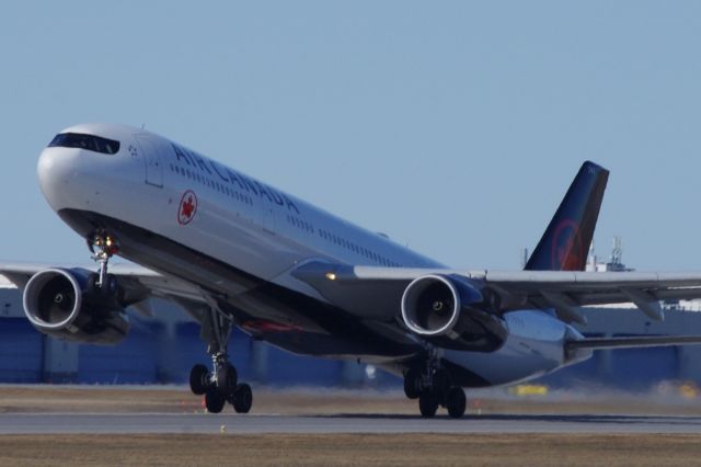 Airbus A330-300 (C-GKUG)