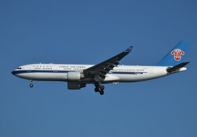 Airbus A330-200 (B-6542) - Final approach at HND (2017/12/13)