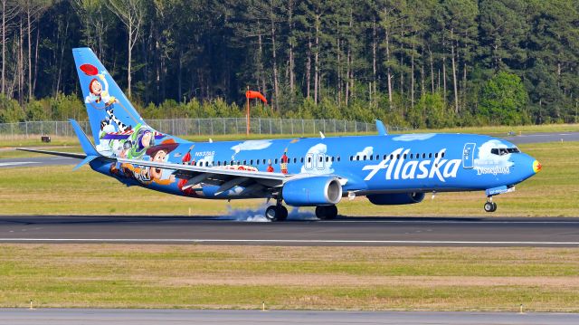 Boeing 737-800 (N537AS) - Alaska Airlines Boeing 737-800 (N537AS) "Pixar Pier" arrives KRDU Rwy 23L on 04/10/2020 at 6:14 pm.