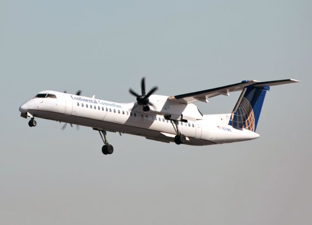 de Havilland Dash 8-400 (N214WQ)