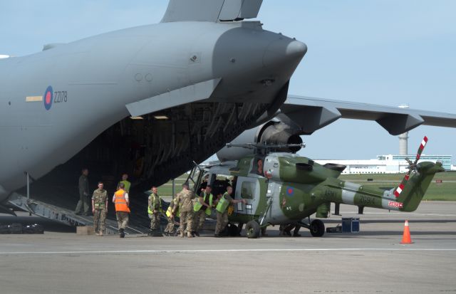 Boeing Globemaster III (ZZ178) - Teamwork to unload cargo at Calgary airport