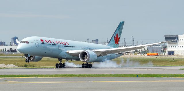 Boeing 787-9 Dreamliner (C-FNOE) - An Air Canada 789 touches down on runway 15R from Barajas Intl in Madrid, Spain as ACA837