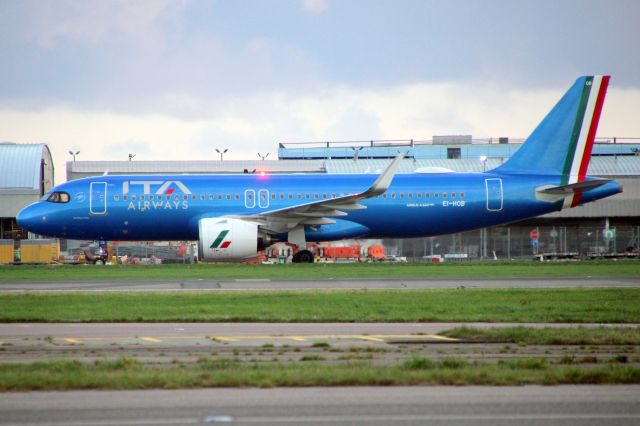 Airbus A320neo (EI-HOB) - Taxiing to Stand 414 on 18-Feb-24 operating flight ITY204 from LIRF.
