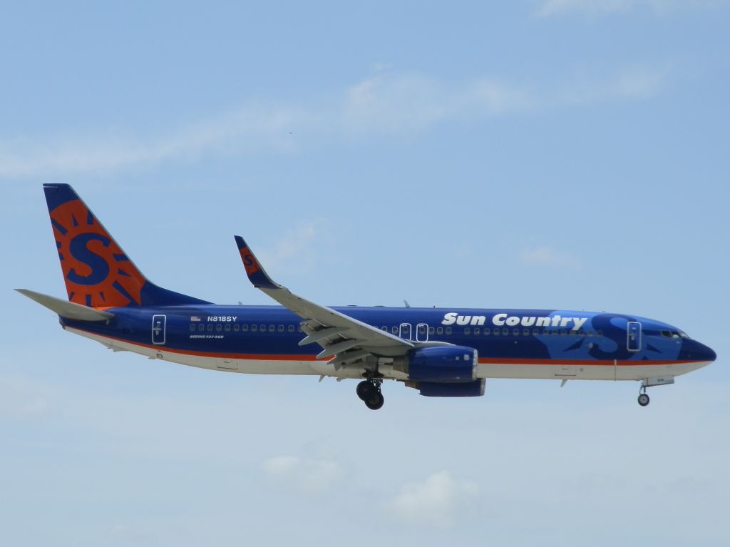 Boeing 737-800 (N818SY)