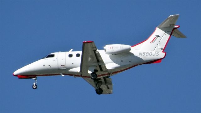 Embraer Phenom 100 (N580JS) - 20150618-171649.jpgbr /N580JSbr /BANK OF UTAH TRUSTEE · SALT LAKE CITY UTbr /18-Jun-2015 E50P/L San Francisco Intl (KSFO) San Jose Intl (KSJC) 16:59 PDT 17:17 PDT 0:18br /从旧金山飞圣何塞，可以开车的距离，50公里。