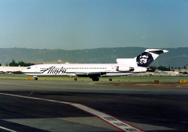 BOEING 727-200 (N294AS) - KJSC- N294AS rolls to 30 L for a early AM departure for Seattle. View looking west at SJC