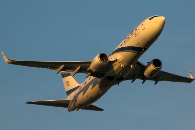 Boeing 737-700 (4X-EKA) - deep yellow evening sun