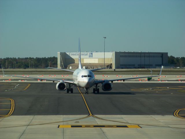 Boeing 737-800 (N33203)